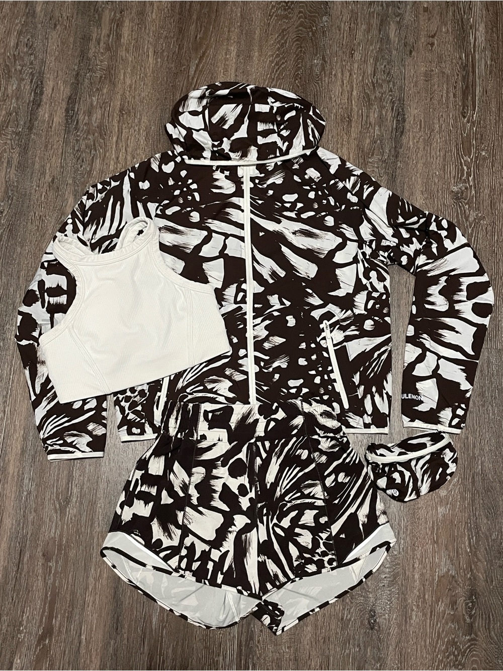 NWOT Lululemon Matching Monarch Bloom Bone Espresso Set. Size Tops 8/Bottom 6